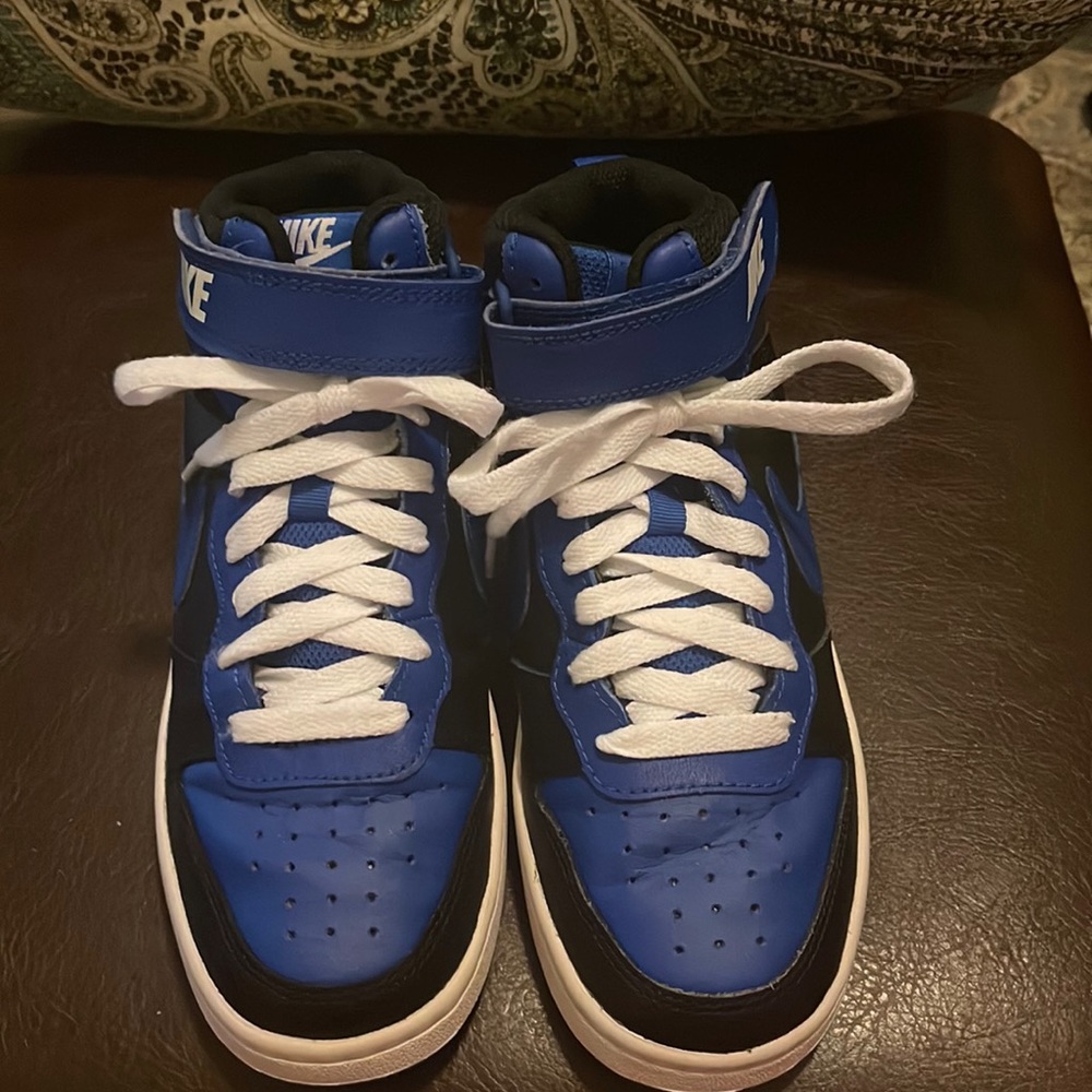 Nike size US4Y boy or girl unisex sneaker. Royal blue and black pre owned. - Picture 1 of 6